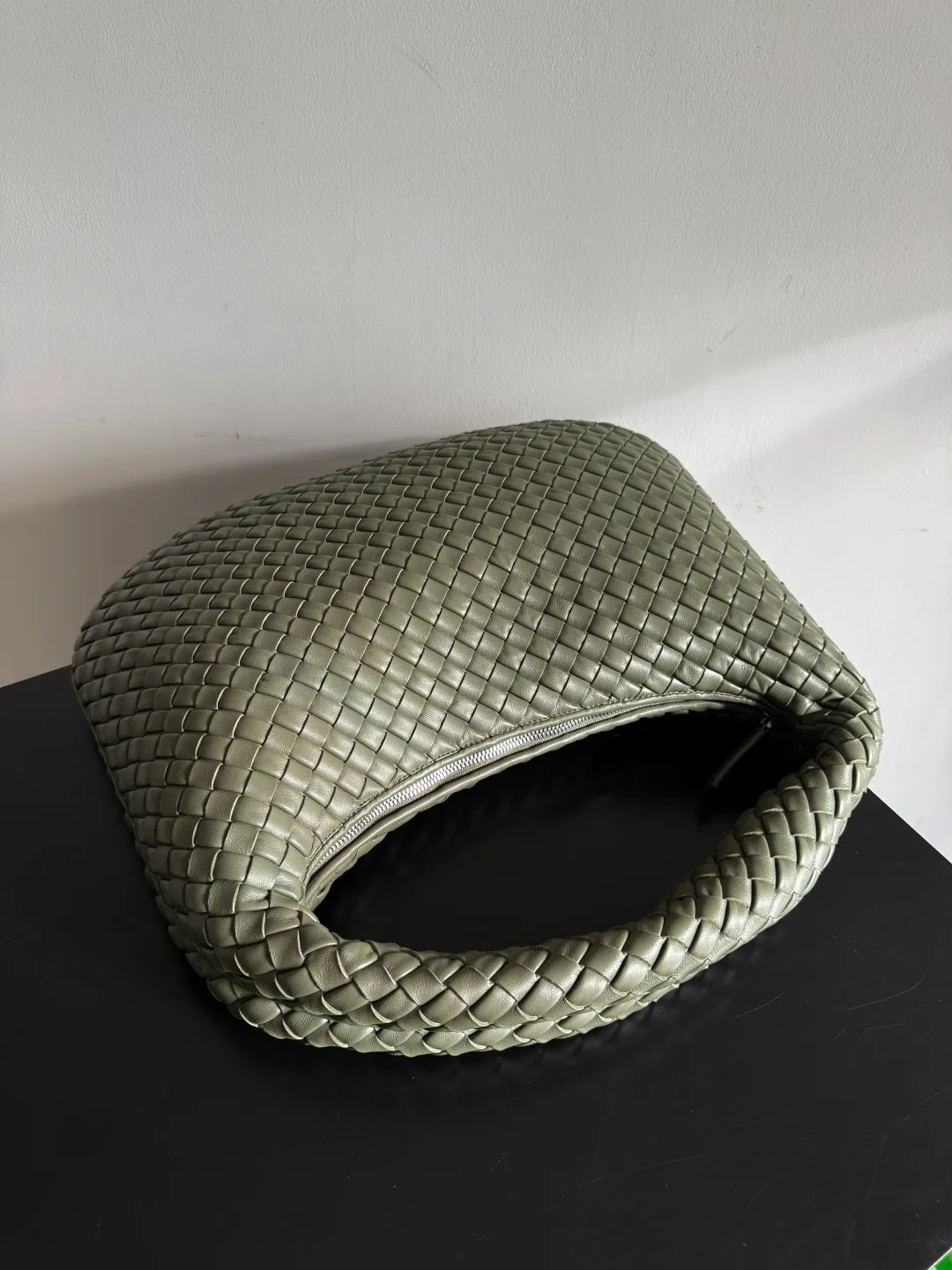 Batch 2120 BV Bottega Veneta's new early spring women's shoulder bag. The soft and delicate Hobo bag has been shipped! Many friends are waiting for this bag. It has a round shape and a large capacity. It can hold a 50-fold umbrella inside. Babies with a lot of daily items do not need to worry about the capacity of this bag. It is a practical bag for traveling and commuting. Although it is fluffy, it is soft and comfortable when carried on one shoulder. It has a modern and retro feel. Model No.: 856737 Size: 44*28*5cm
